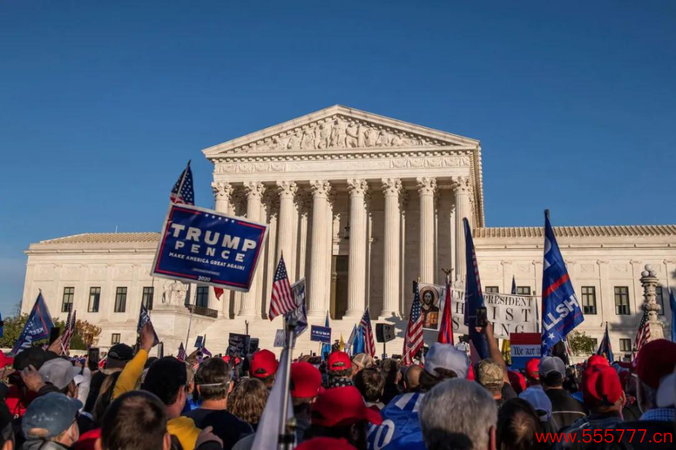 ·特朗普支持者在美国最高法院门口示威游行